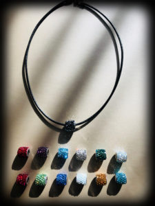 スワロフスキー・クリスタルのチョーカー・ペンダント