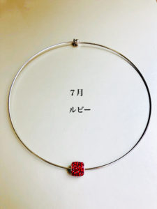 スワロフスキー・クリスタルのチョーカー・ペンダント