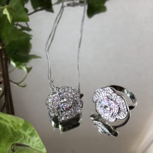 スワロフスキーのばらのネックレス