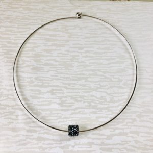 スワロフスキー・クリスタルのチョーカー・ペンダント