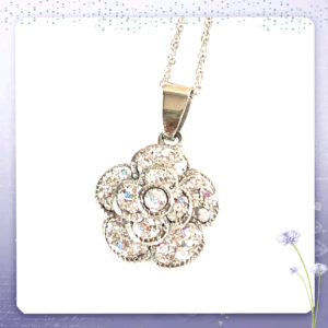 スワロフスキーのカメリアネックレス