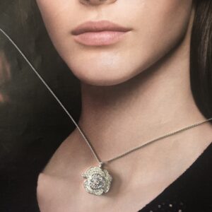 カメリアのネックレス