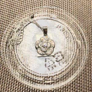 スワロフスキーのカメリアネックレス