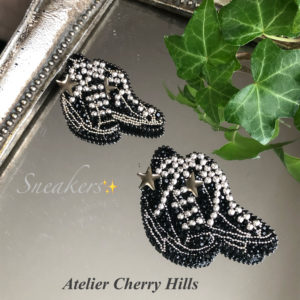 スワロフスキーのスニーカーブローチ