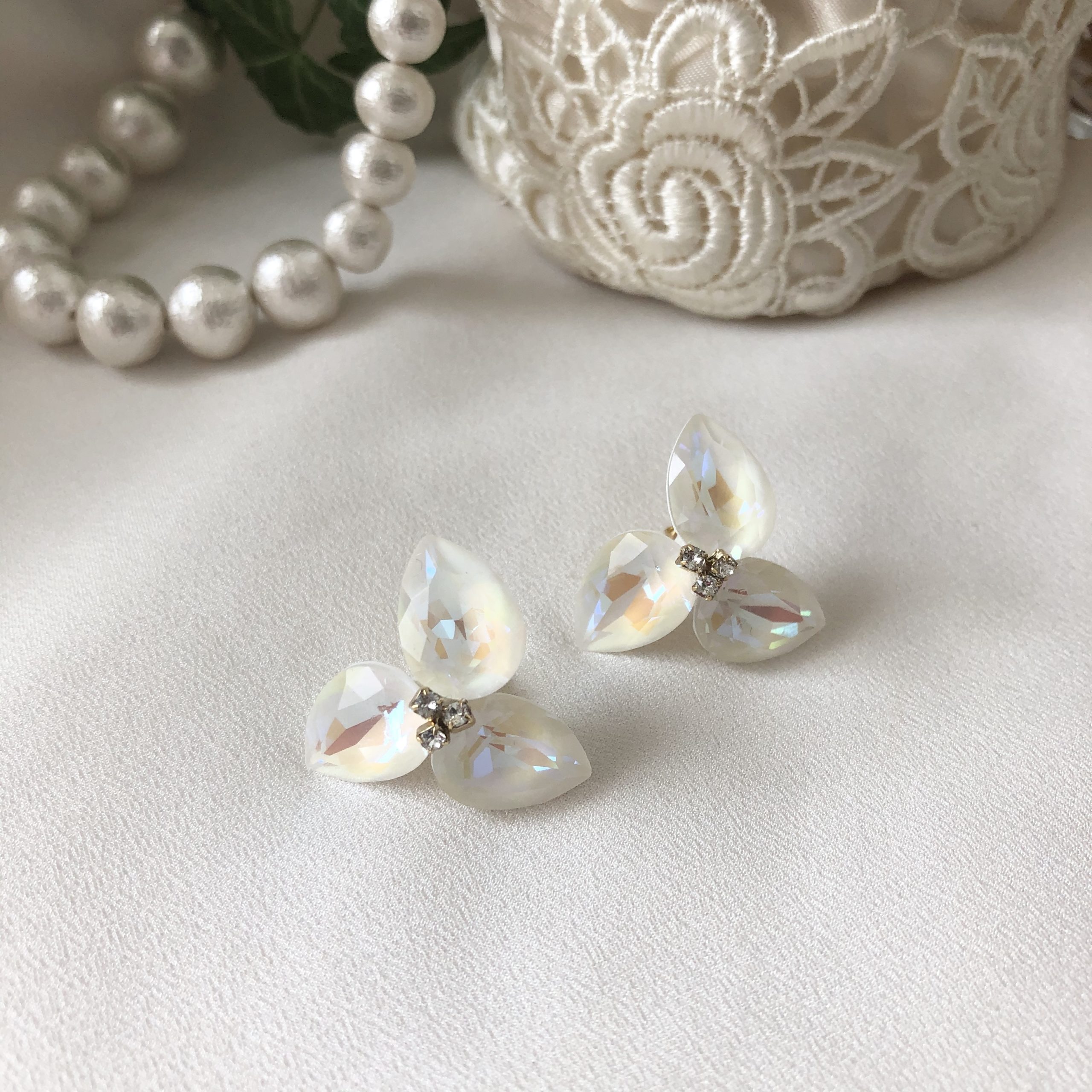 No.37    スワロフスキーの魅力満載の可愛いお花ピアス完成！