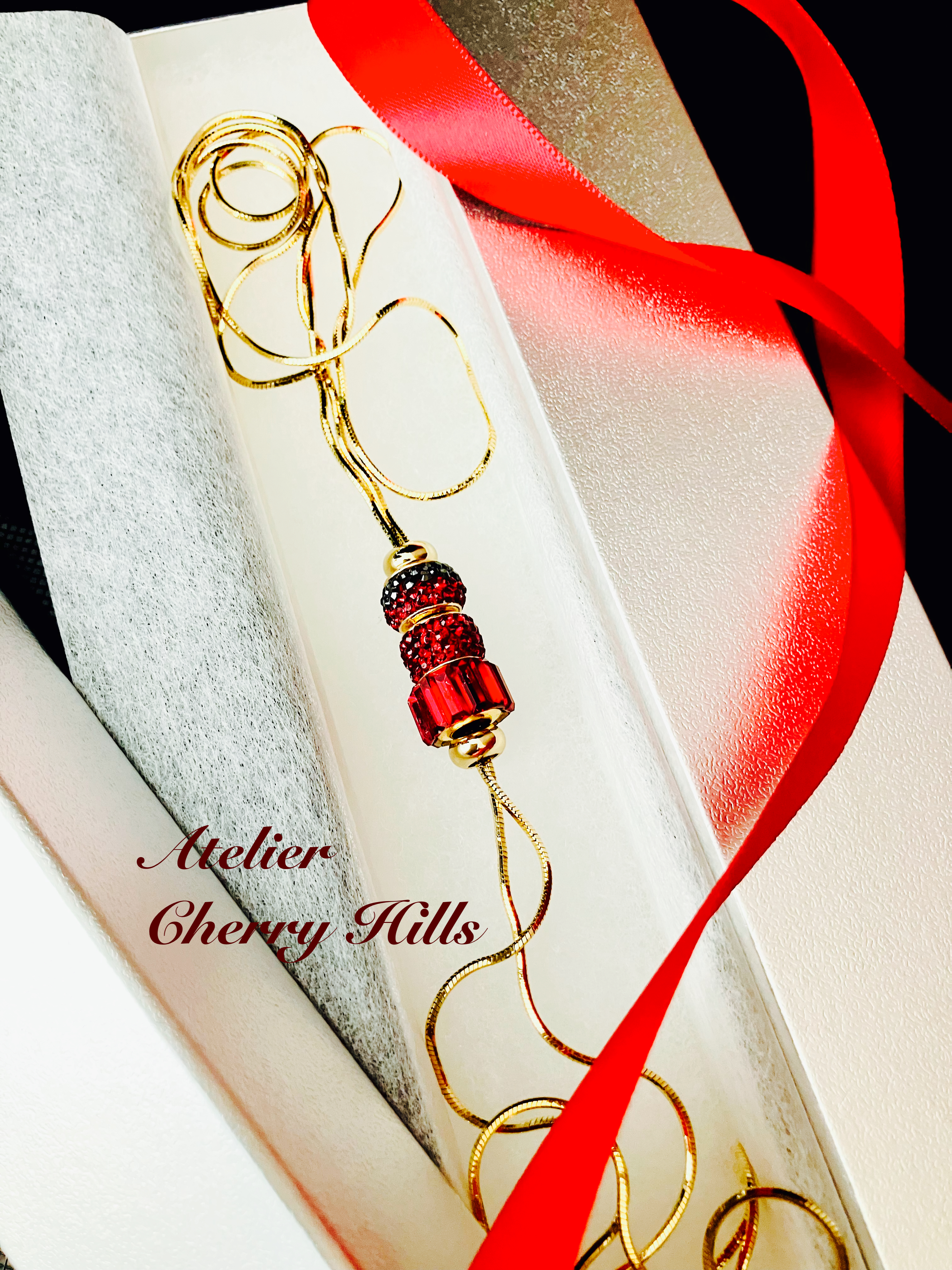 赤のRunde(ルンダ)〜付け替えできるスライドネックレス＋ロンデル３個セット〜